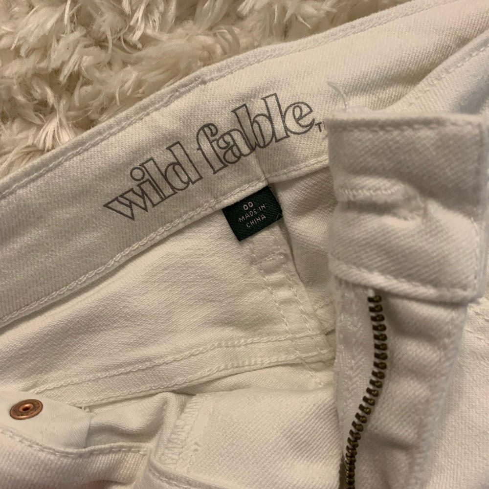 White distressed skinny jeans